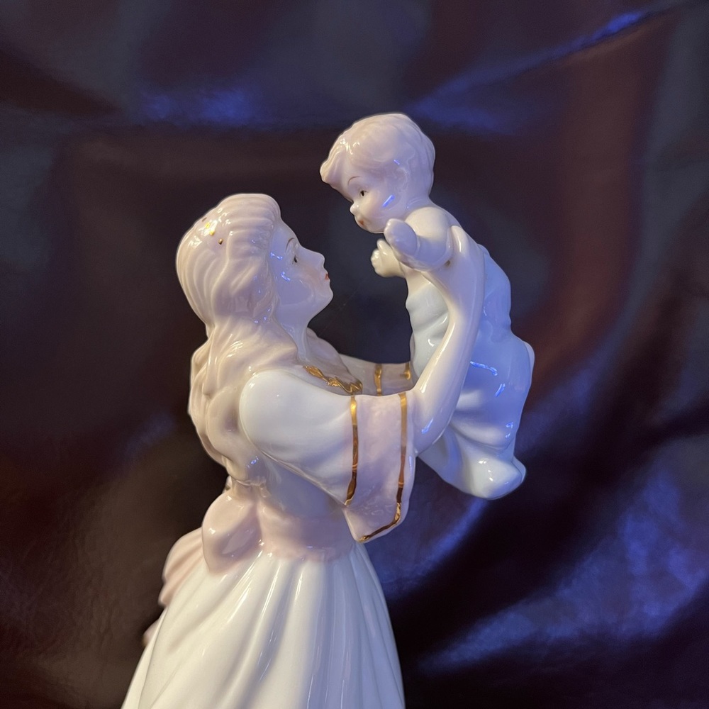 Porcelain Woman Holding Baby in light blue blanket Music Box - Picture 4 of 5